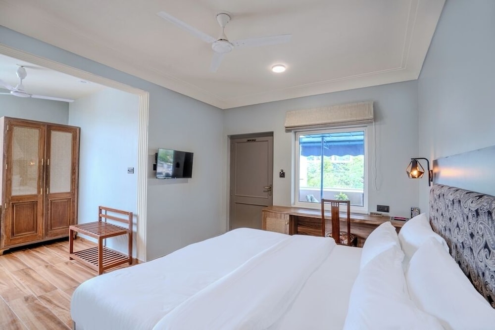LUXURY, KING BED
