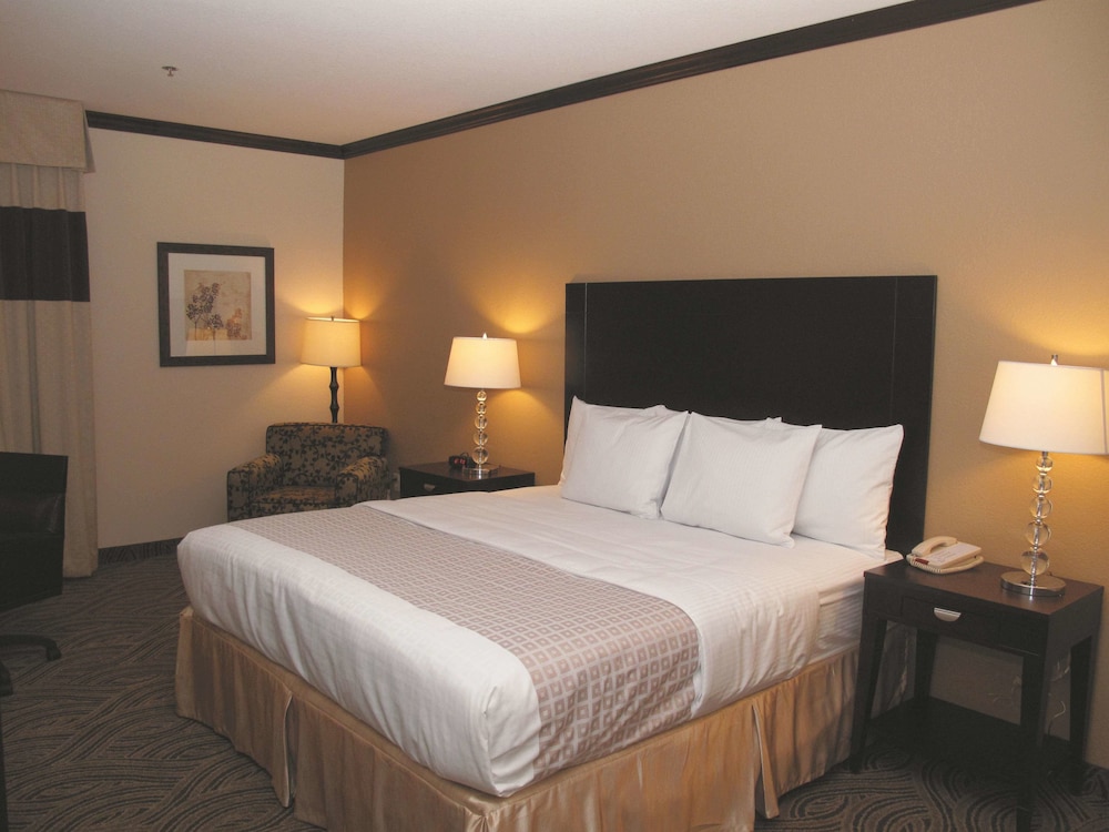 La Quinta Inn and Suites by Wyndham Ft. Worth - Burleson 9/53