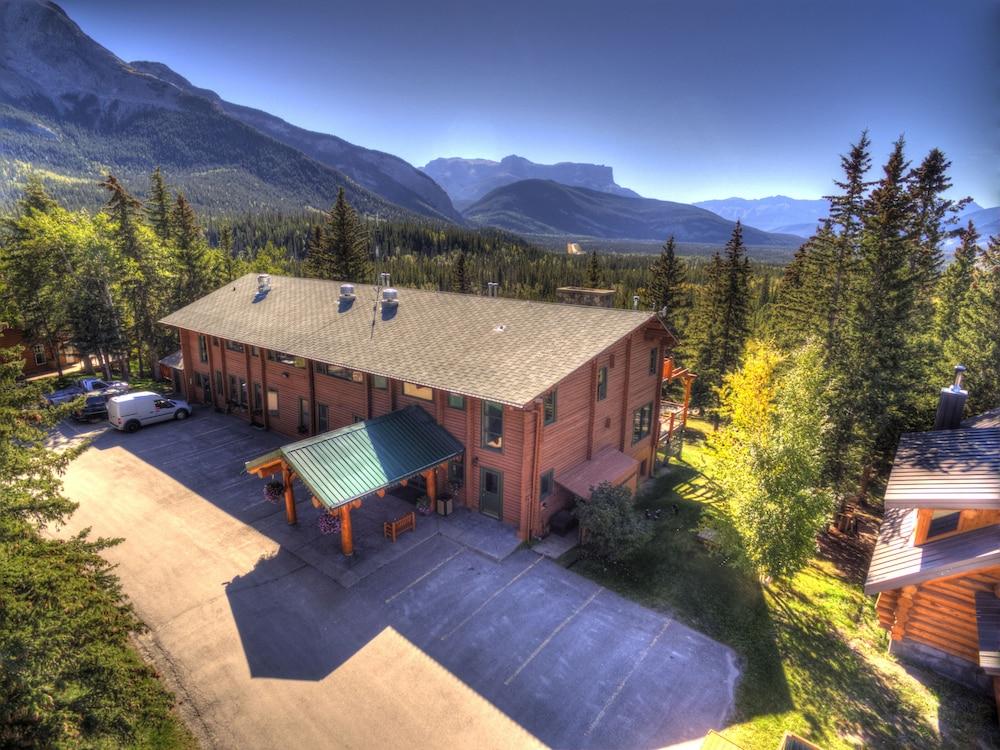 Overlander Mountain Lodge 4/22