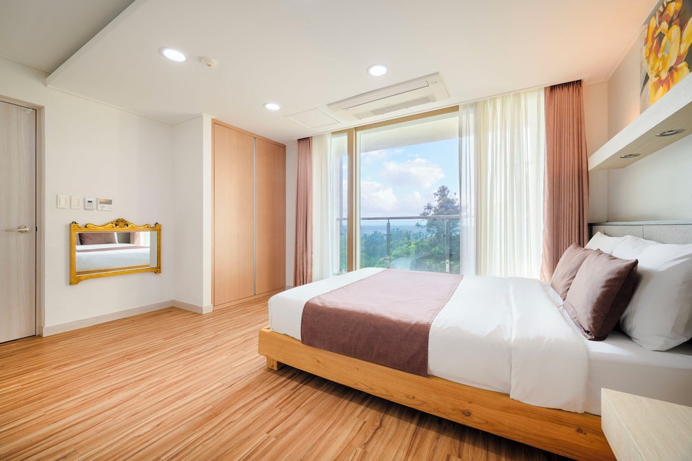 2 BEDROOMS, SUITE, PARTIAL OCEAN VIEW