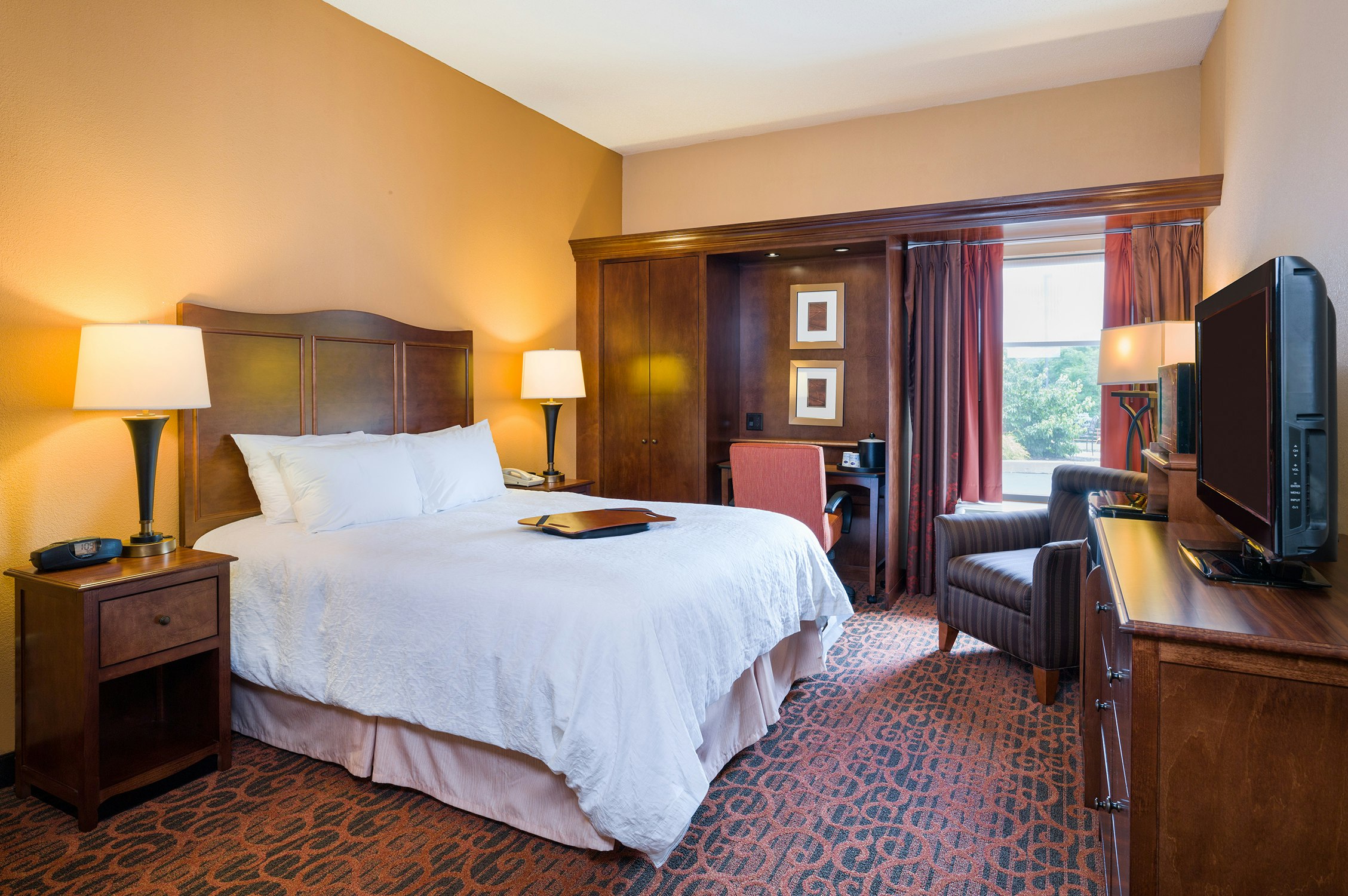 غرفة بسرير كينج مع أريكة، Hampton Inn Selinsgrove/Shamokin Dam, PA 3/5