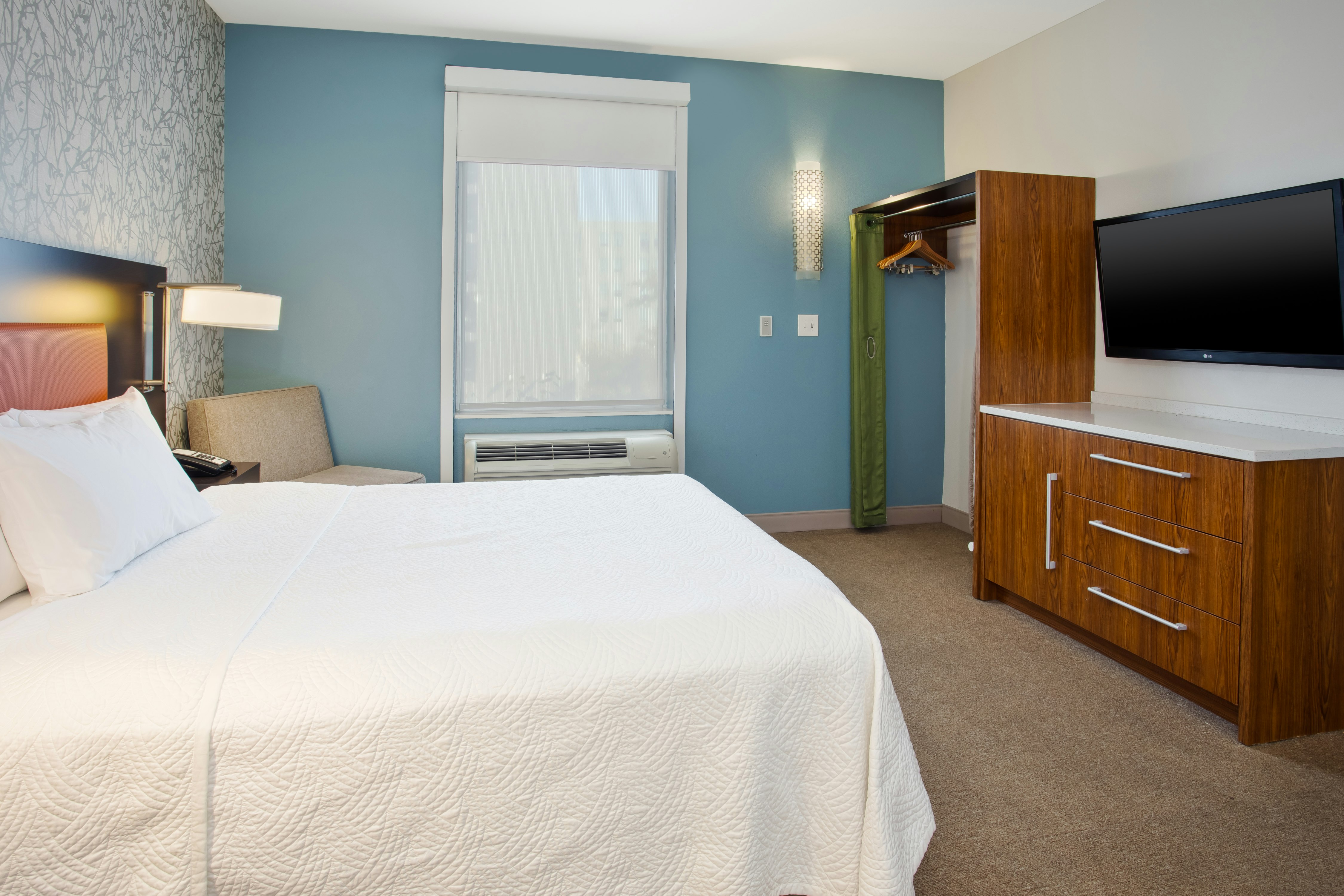 Suite, Queen Bed, Accessible