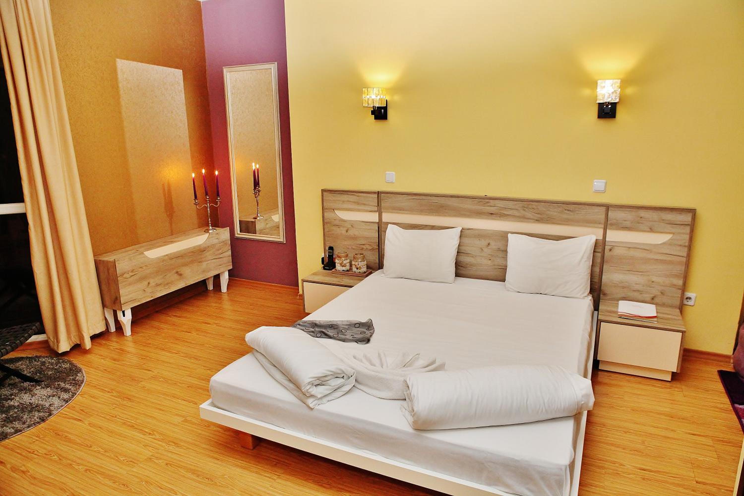 Deluxe, Double Bed