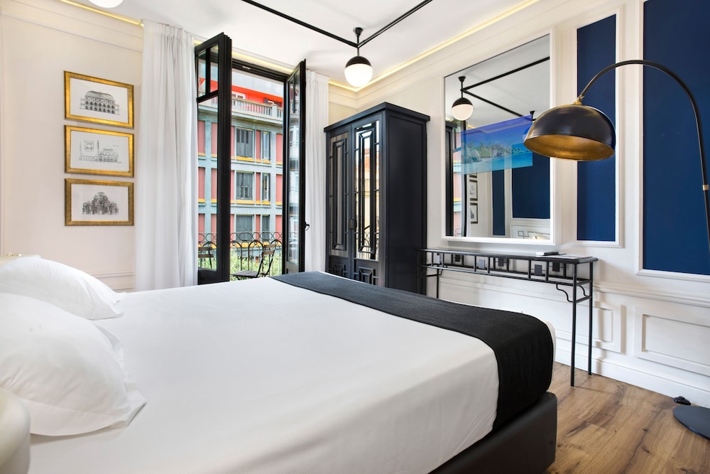Hotel Market 7/32