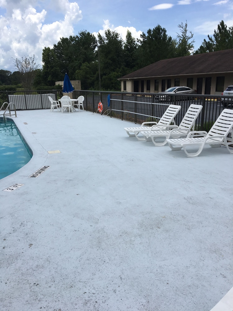 Days Inn By Wyndham Lake City I-10 4/35
