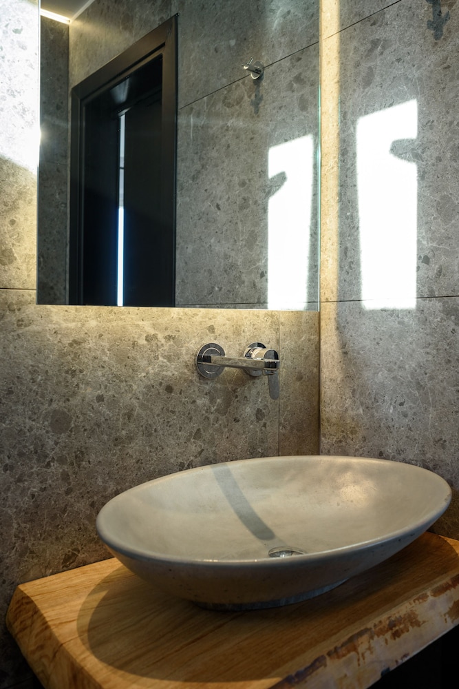 VRACHOS SUITES MYKONOS 75/75