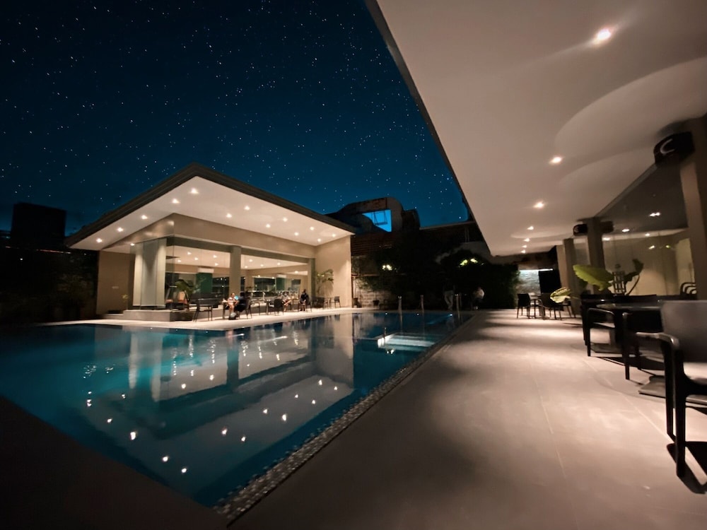 Avenue Suites Hotel 38/65