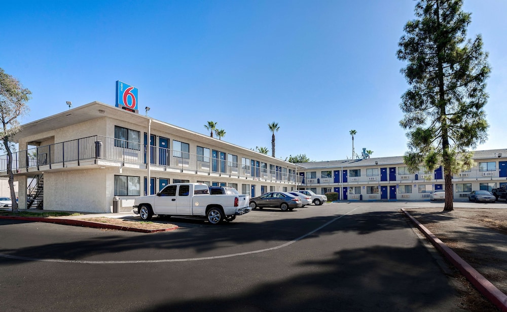 Motel6 Bakersfield, CA - South 51/54