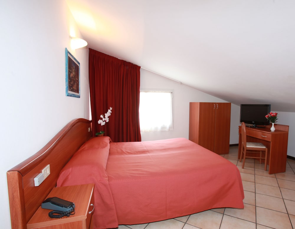ROOM, DOUBLE BED, ATTIC