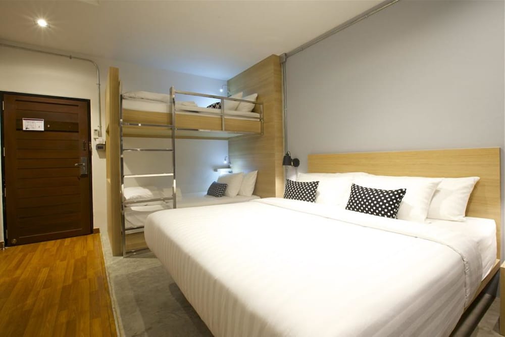 ROOM, QUADRUPLE