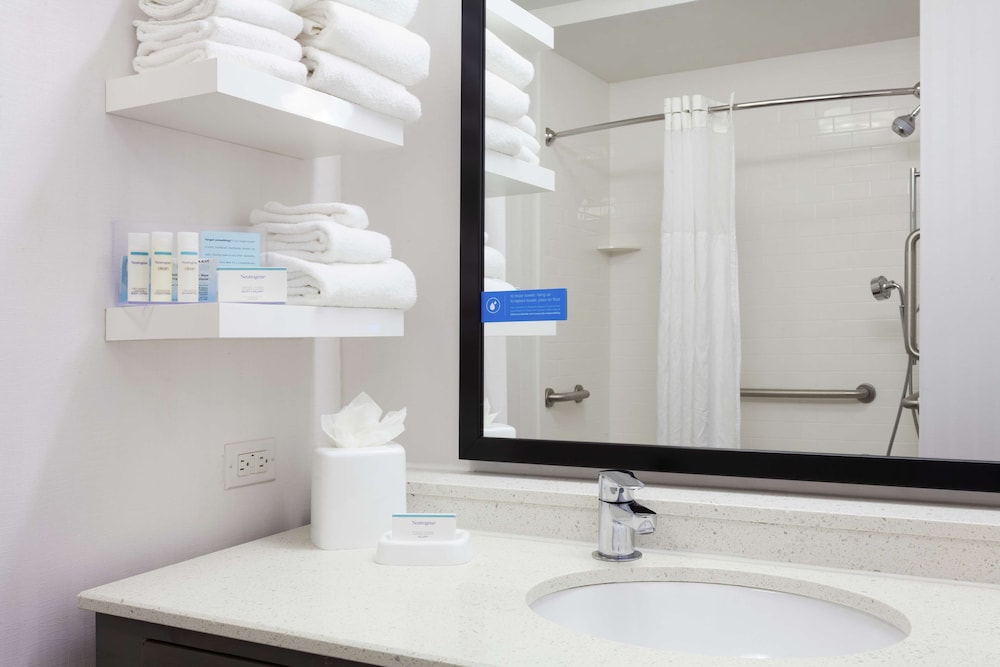 Hampton Inn Suites Deland 17/77
