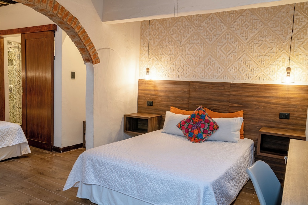 LAS CAMELIAS INN 12/50