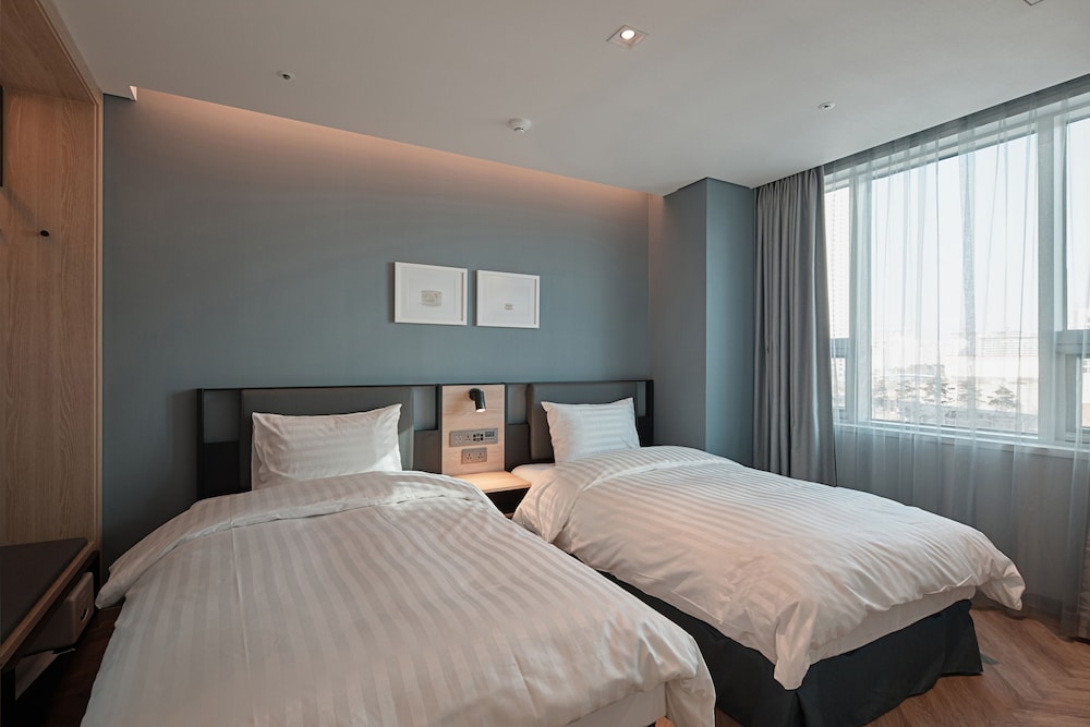SUPERIOR, TWIN BEDS, WEST TOWER