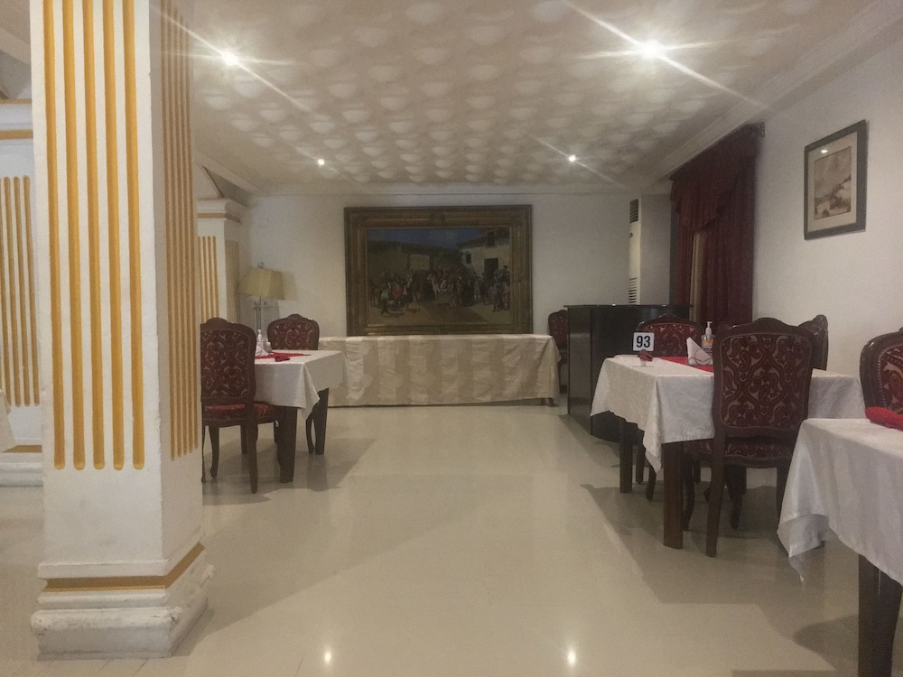 Embassy Suites Hotels & Restaurant 13/20