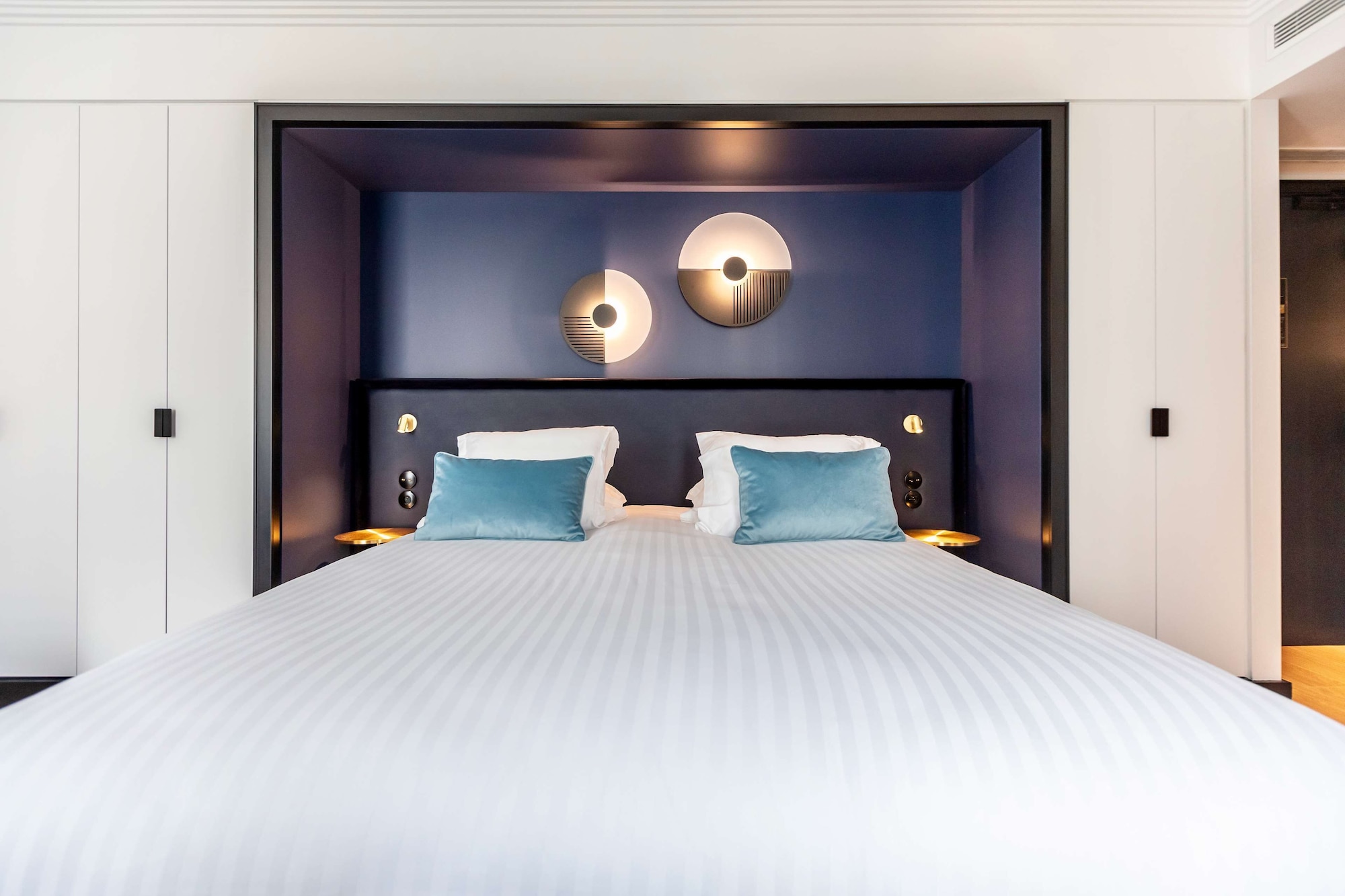 DELUXE, KING BED, SOFA, LARGE