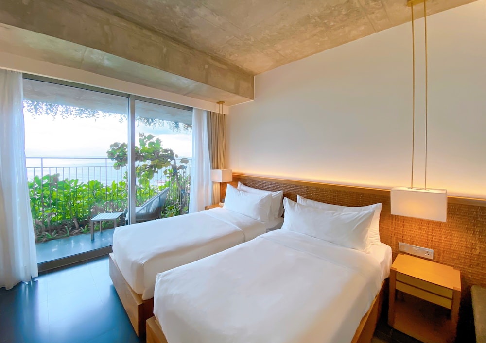 DELUXE, TWIN BEDS, OCEAN FRONT, BALCONY