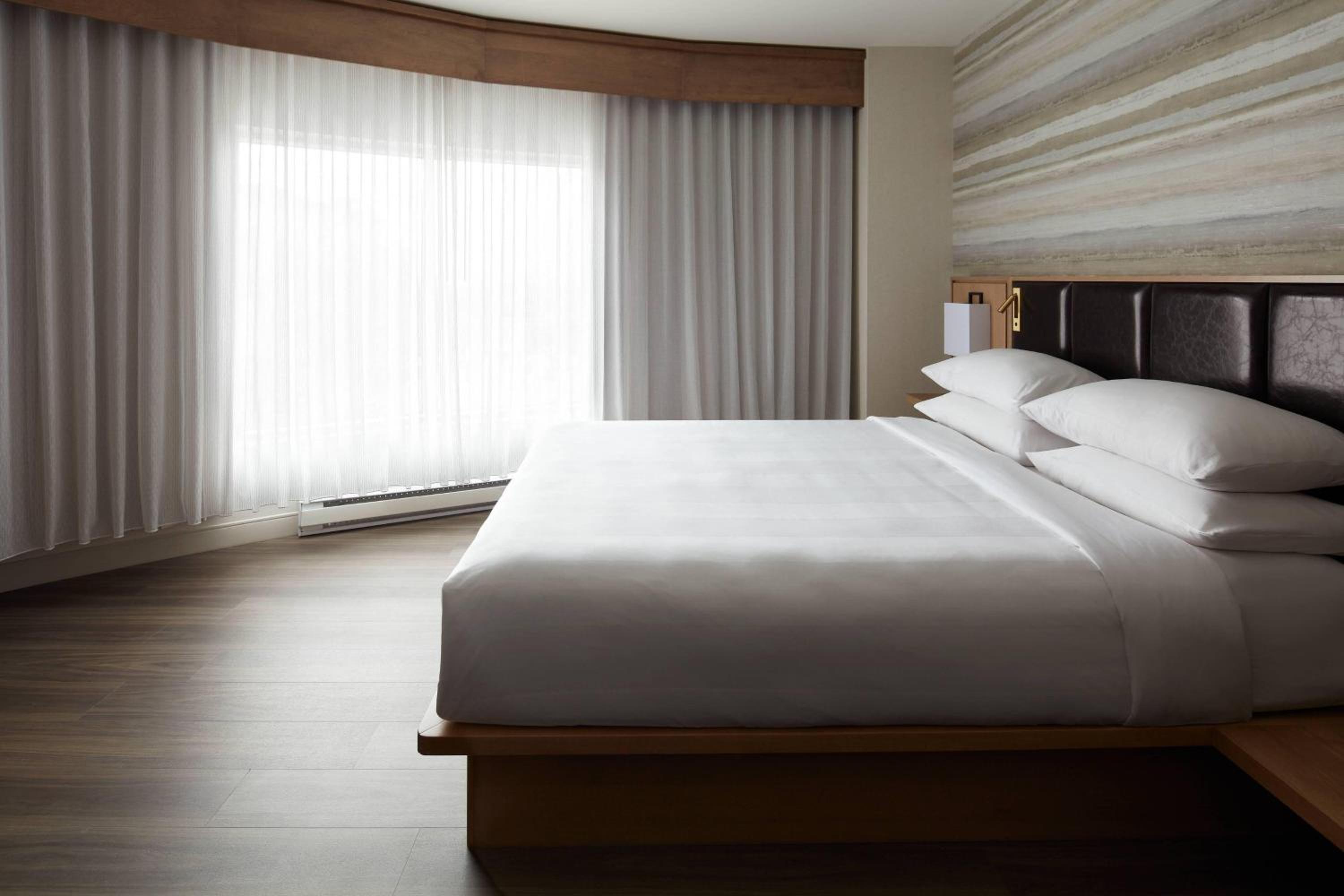 Guest Room, Queen Bed