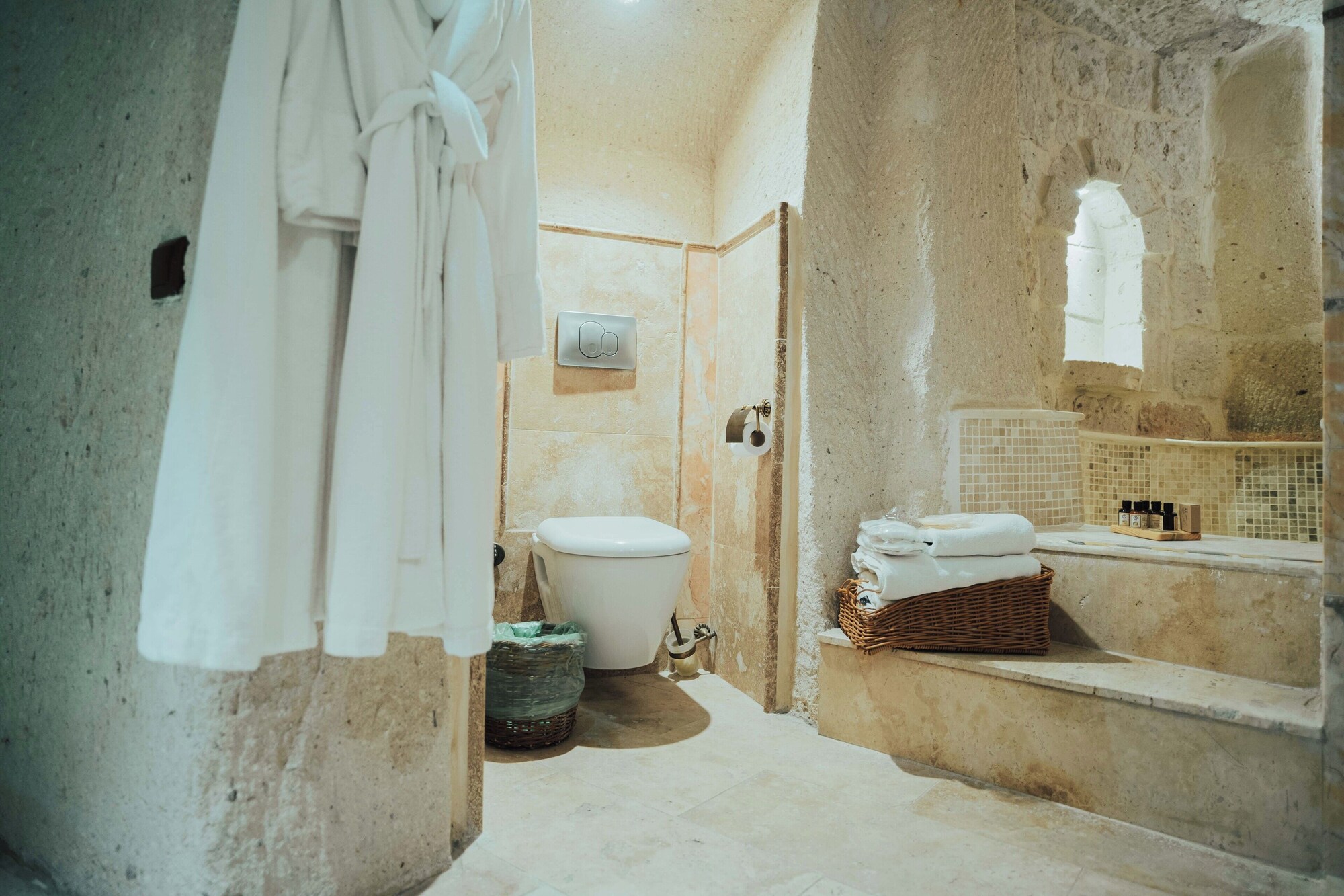 CAVE, STONE, SUITE, KING BED, BATHTUB
