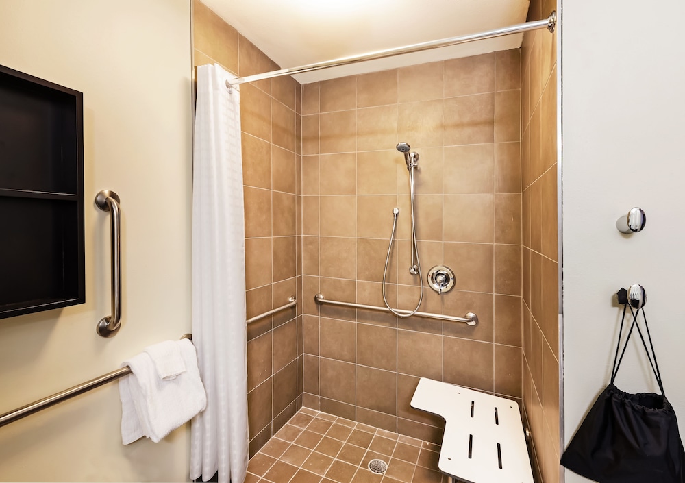 CANDLEWOOD SUITES LENEXA - OVERLAND PARK AREA 20/69