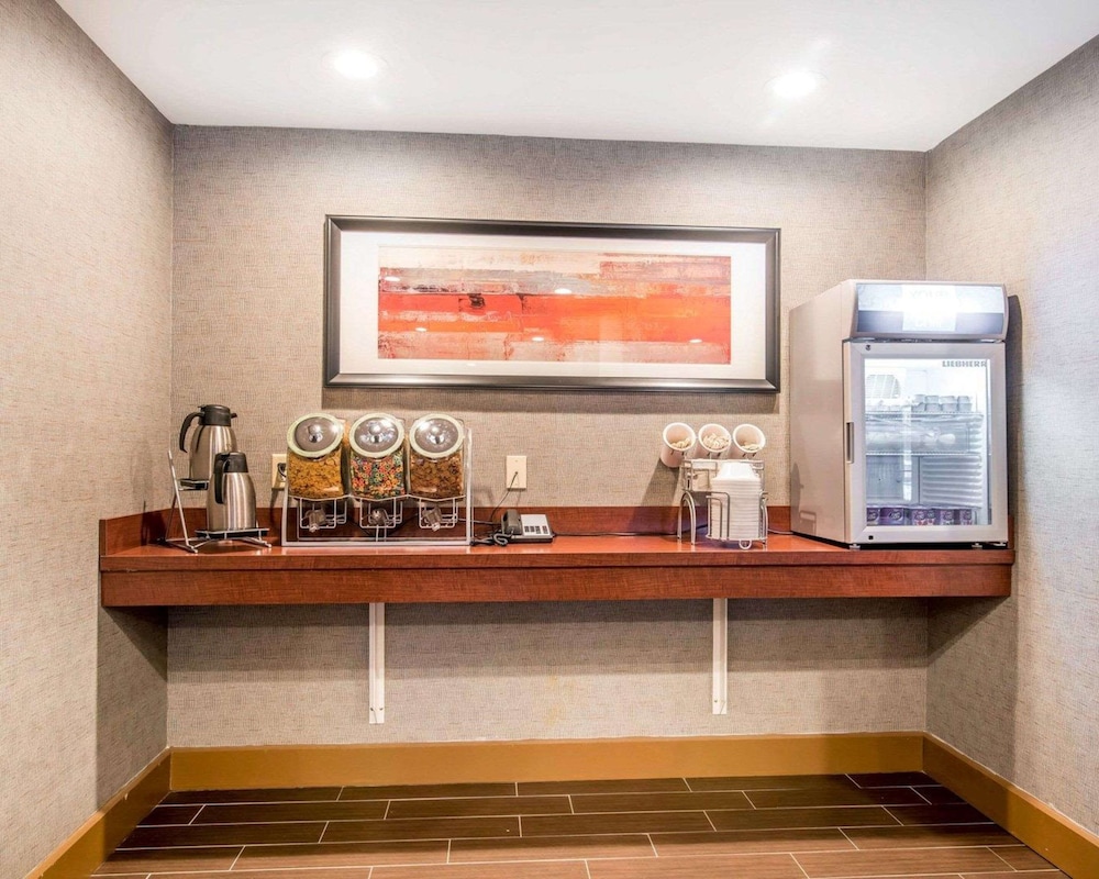 Comfort Inn & Suites Brattleboro I-91 5/47