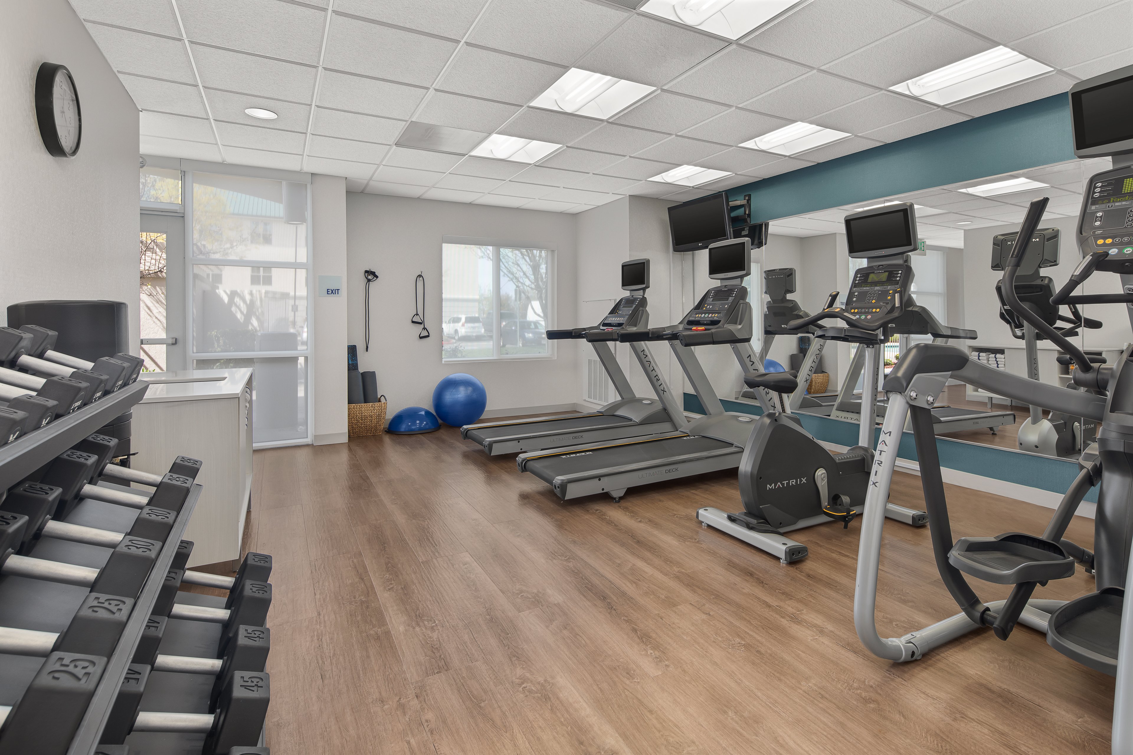 Holiday Inn Express & Suites Sacramento Airport Natomas, an IHG Hotel 14/23