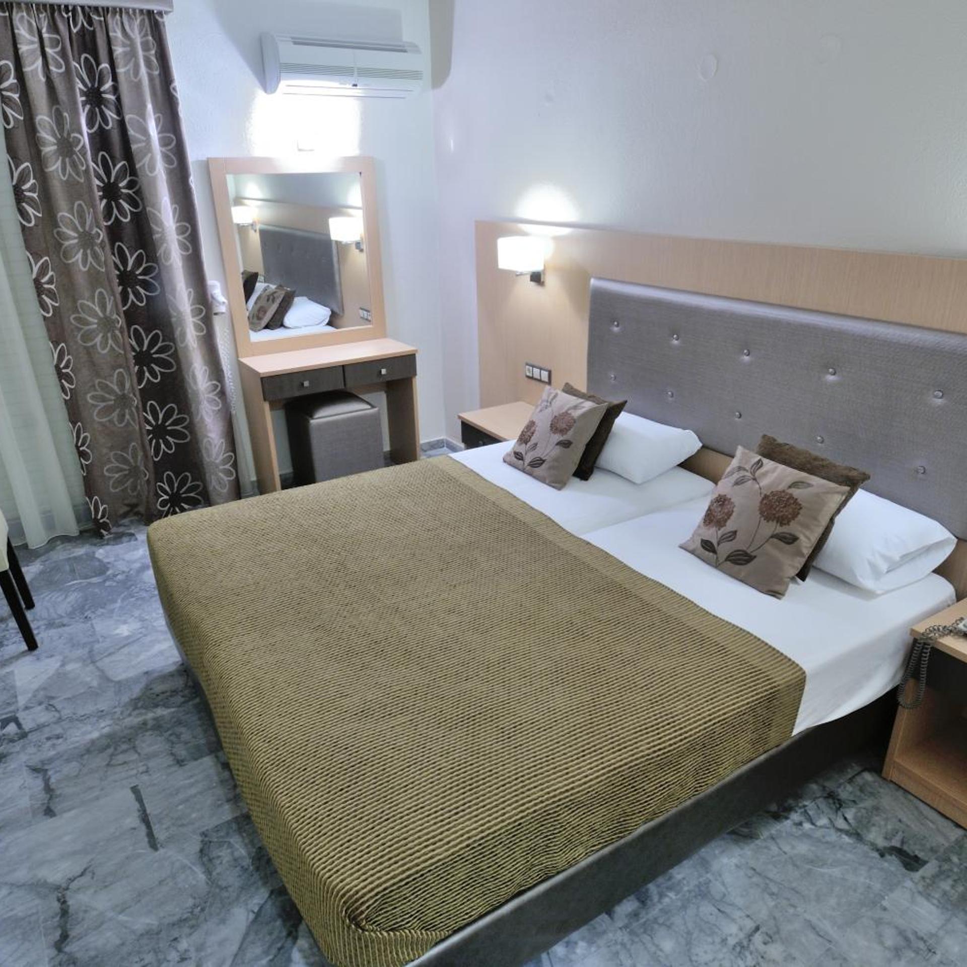 Lintzi Hotel 12/55