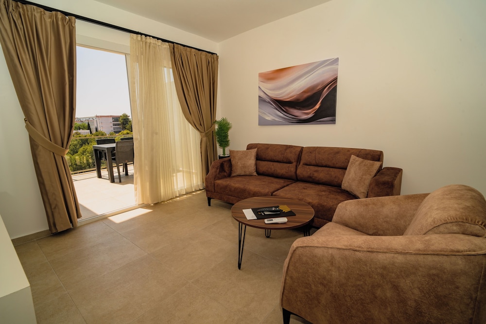 Crown Salamis Hotel 18/25