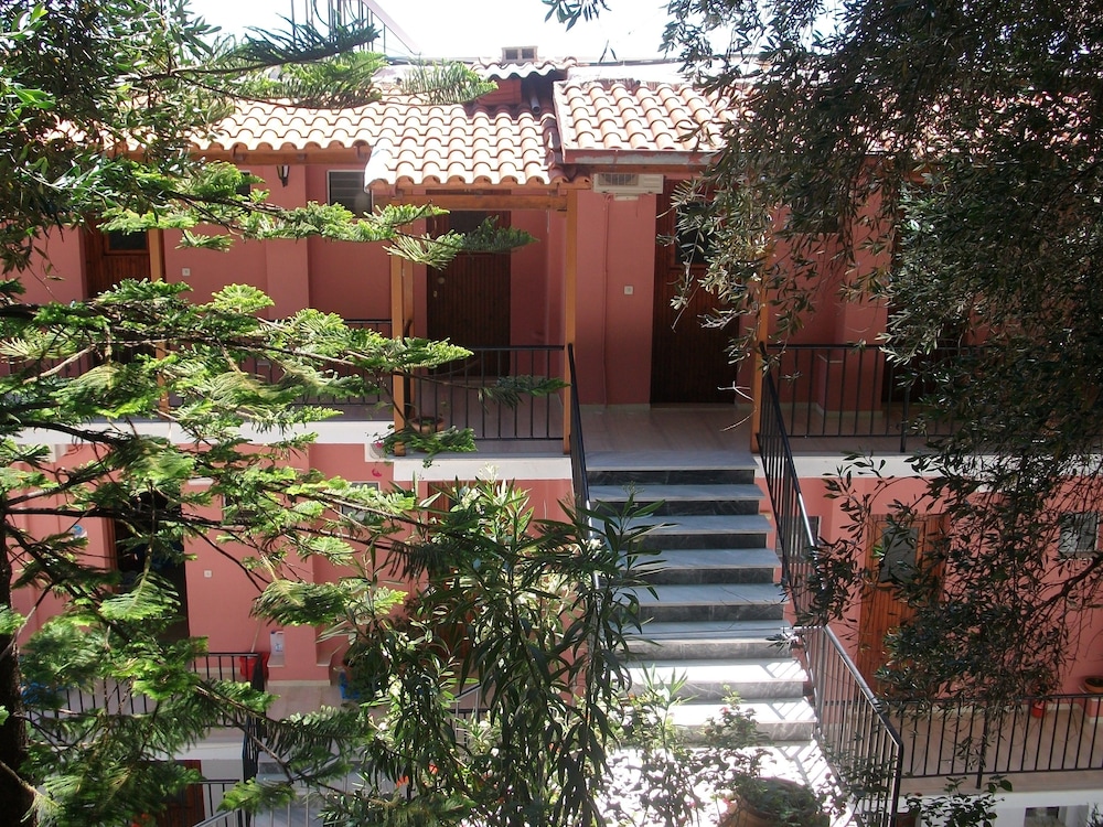 ARONIS APARTMENTS 4/58