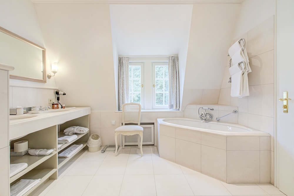 Tower, Junior Suite, Deluxe, Queen Bed, WALD AND SCHLOSSHOTEL FRIEDRICHSRUHE 2/3