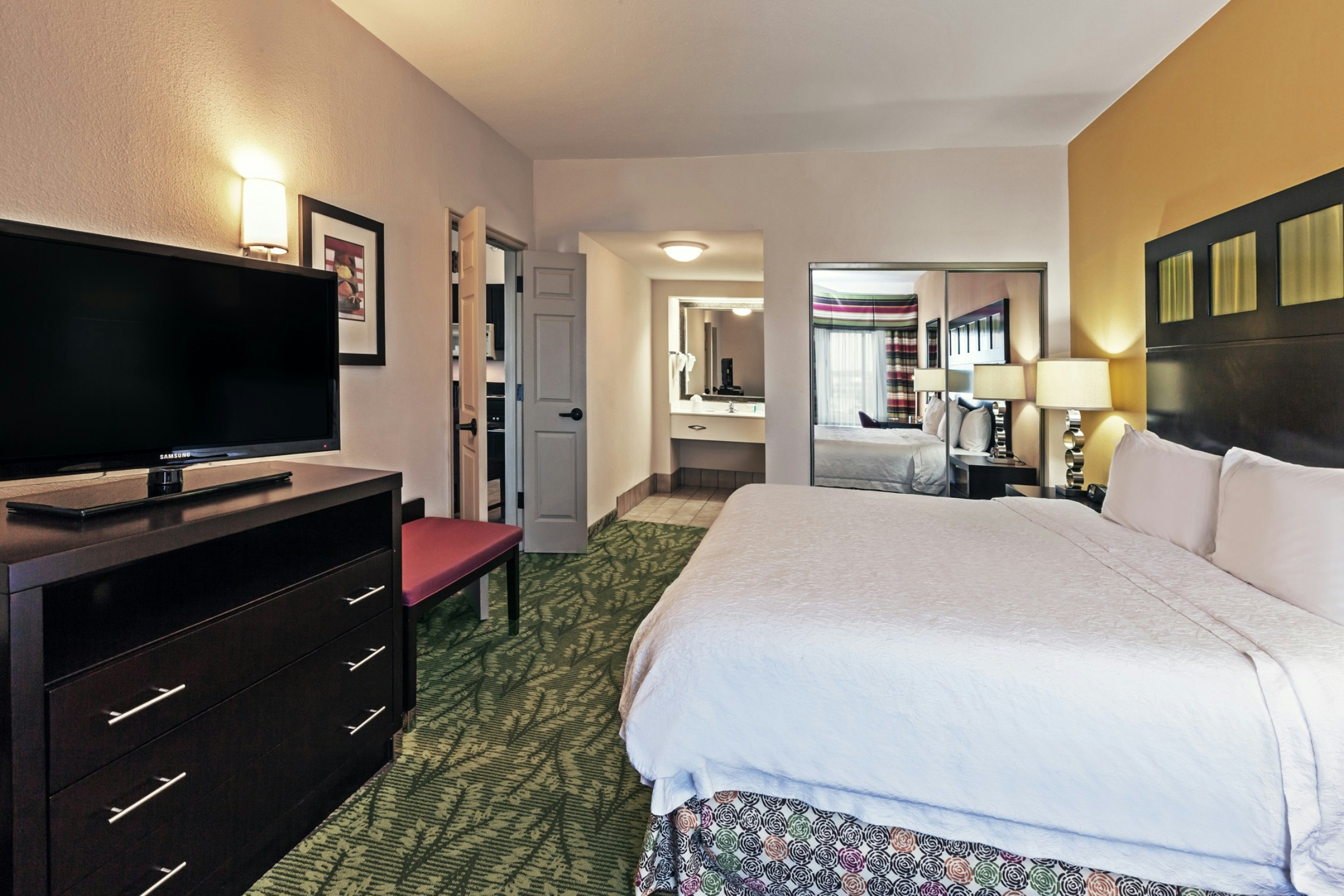 SUITE, KING BED, ACCESSIBLE