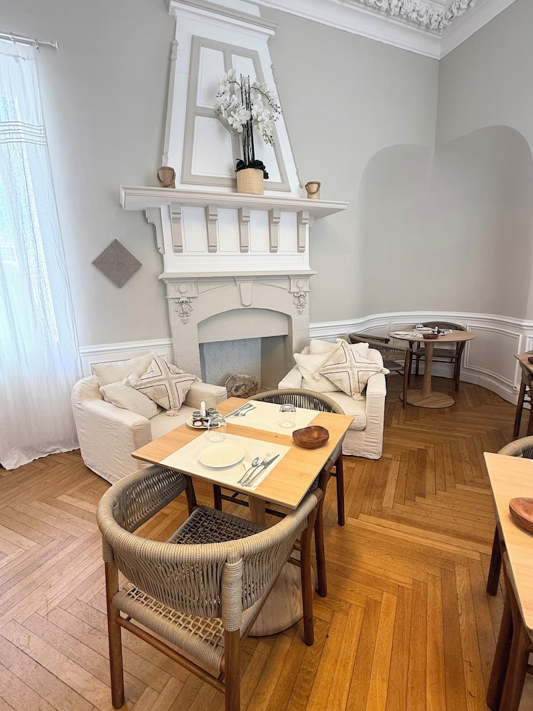 VILLA CLAUDIA(FORMERLY LE VENDOME - VILLA CLAUDIA) 54/77