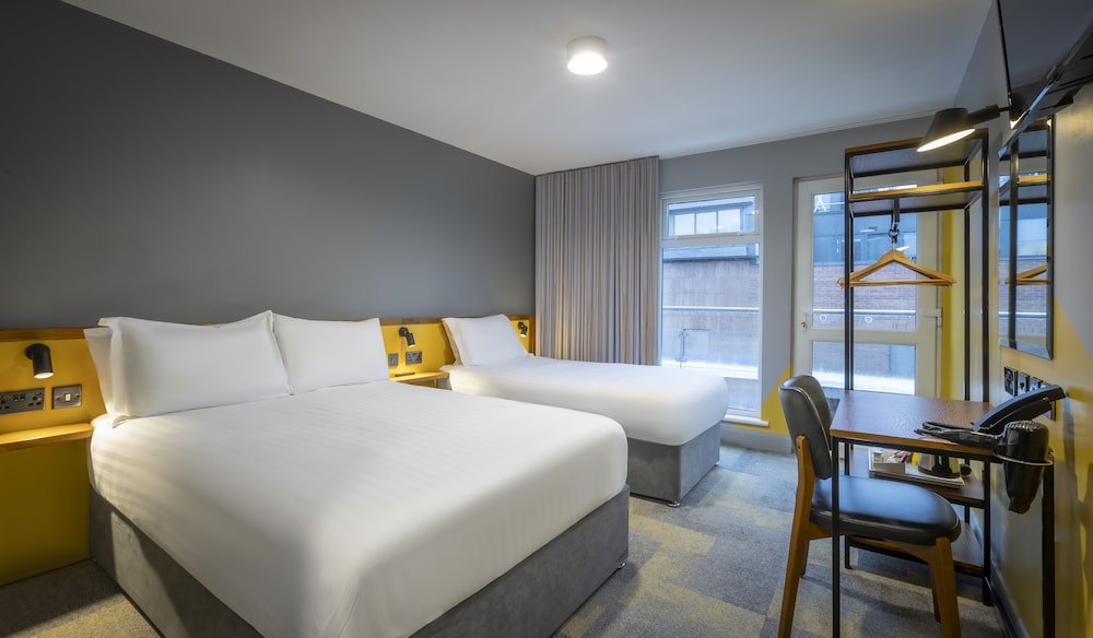 ROOM, TWIN BEDS
