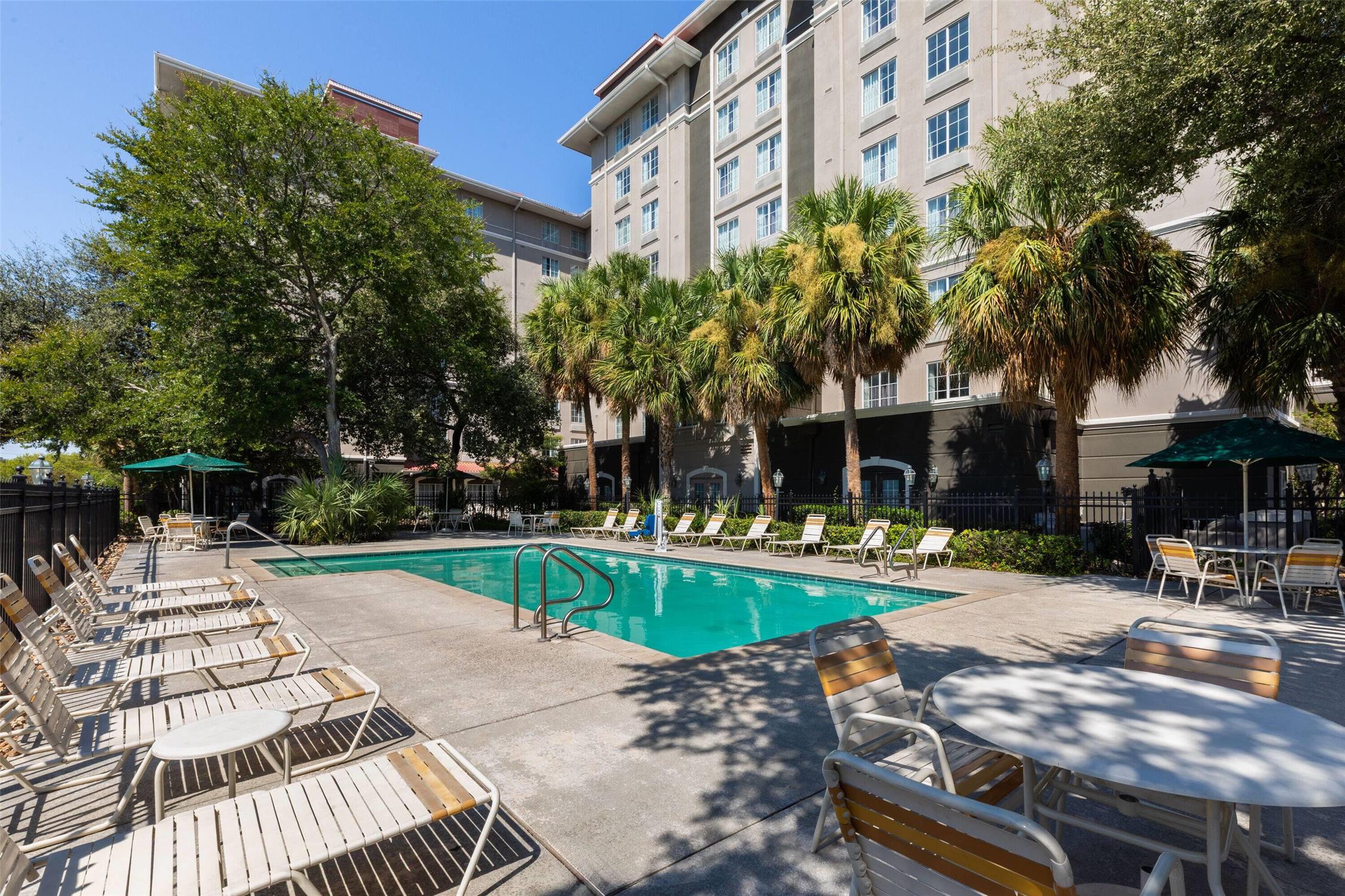 La Quinta Inn & Suites by Wyndham San Antonio Airport 58/63