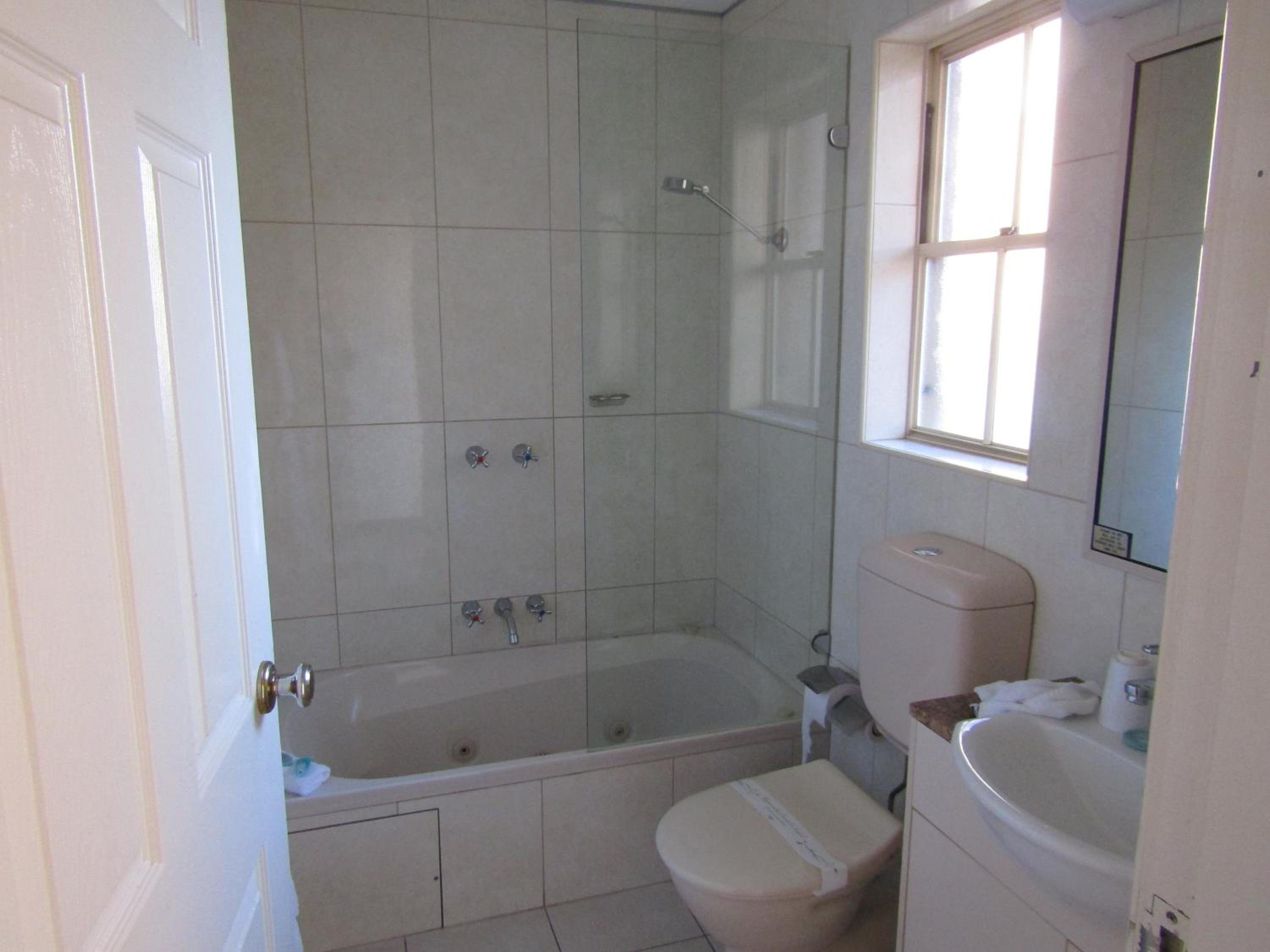 Suite, Queen Bed, Small Bathroom