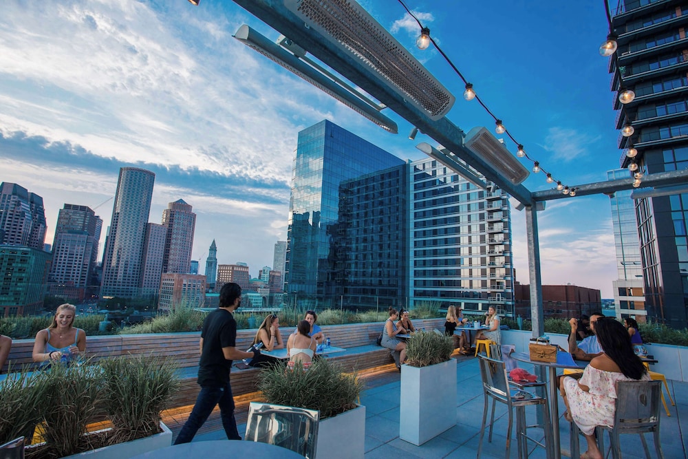 YOTEL Boston, Select by Hilton 74/79