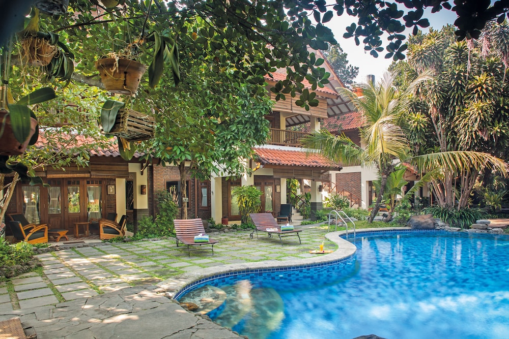 DUTA GARDEN HOTEL 56/58