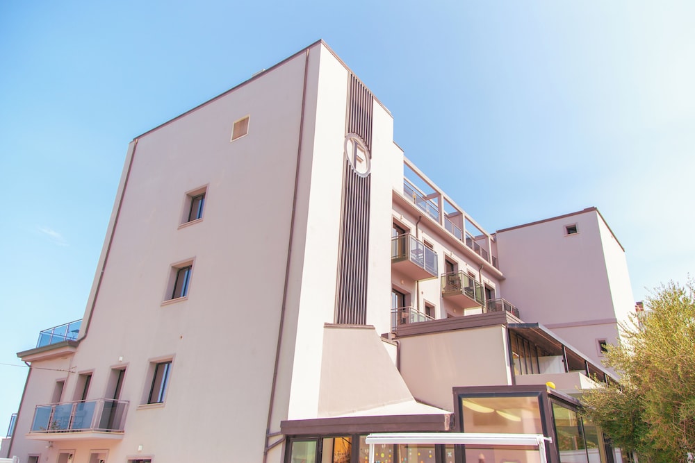Ferretti Beach Hotel 2/65