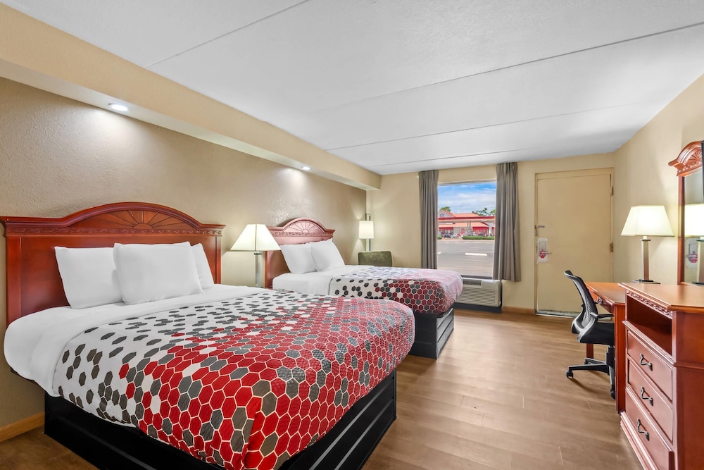 Efficiency, 2 Queen Beds, Smoking