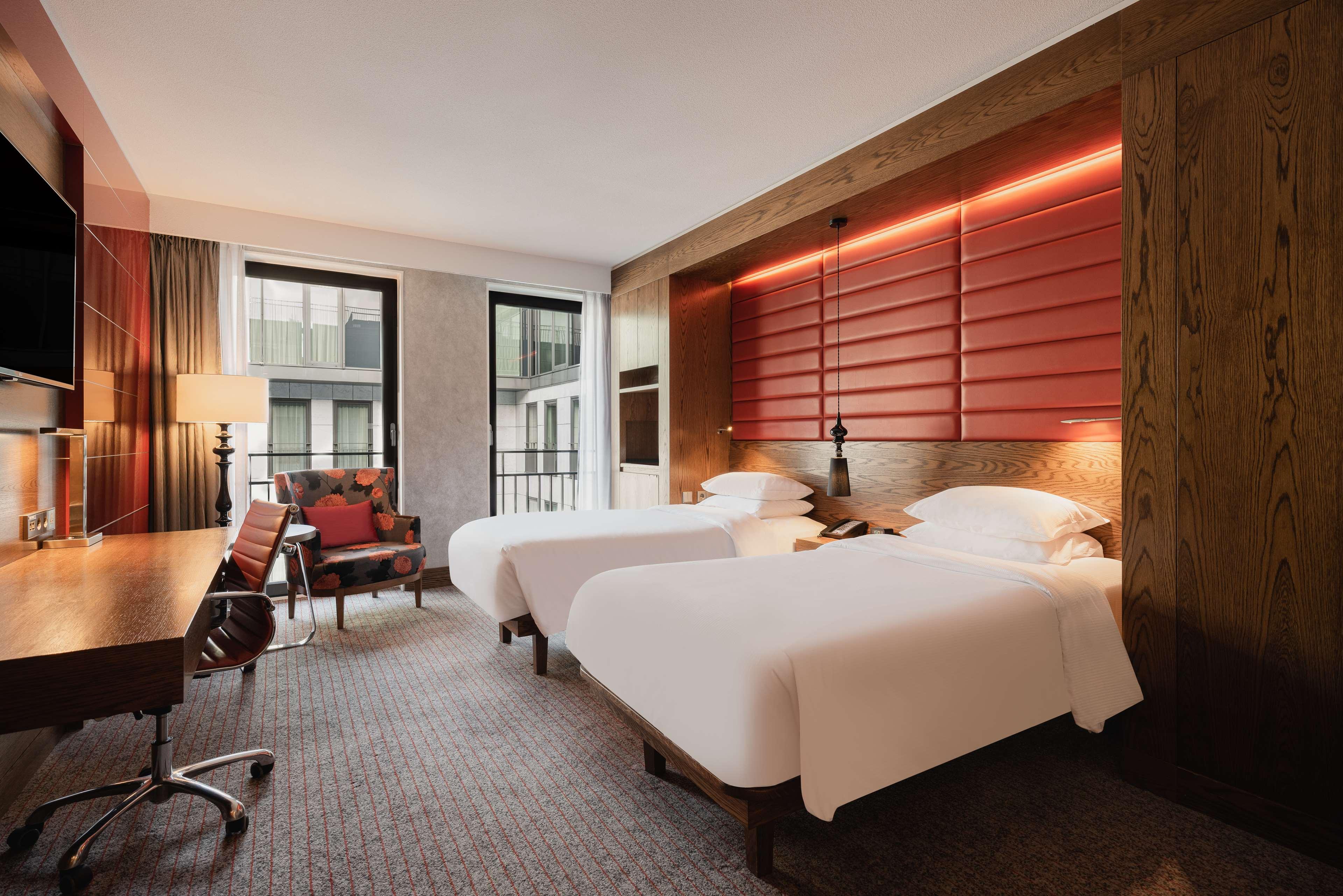 EXECUTIVE, TWIN BEDS, LOUNGE ACCESS