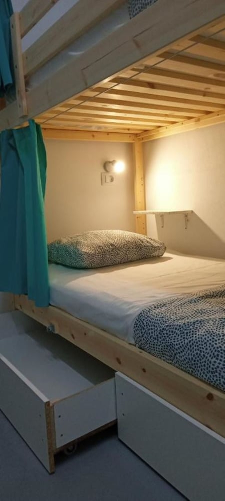 FEMALE DORM, 10 BEDS, SHARED BATHROOM