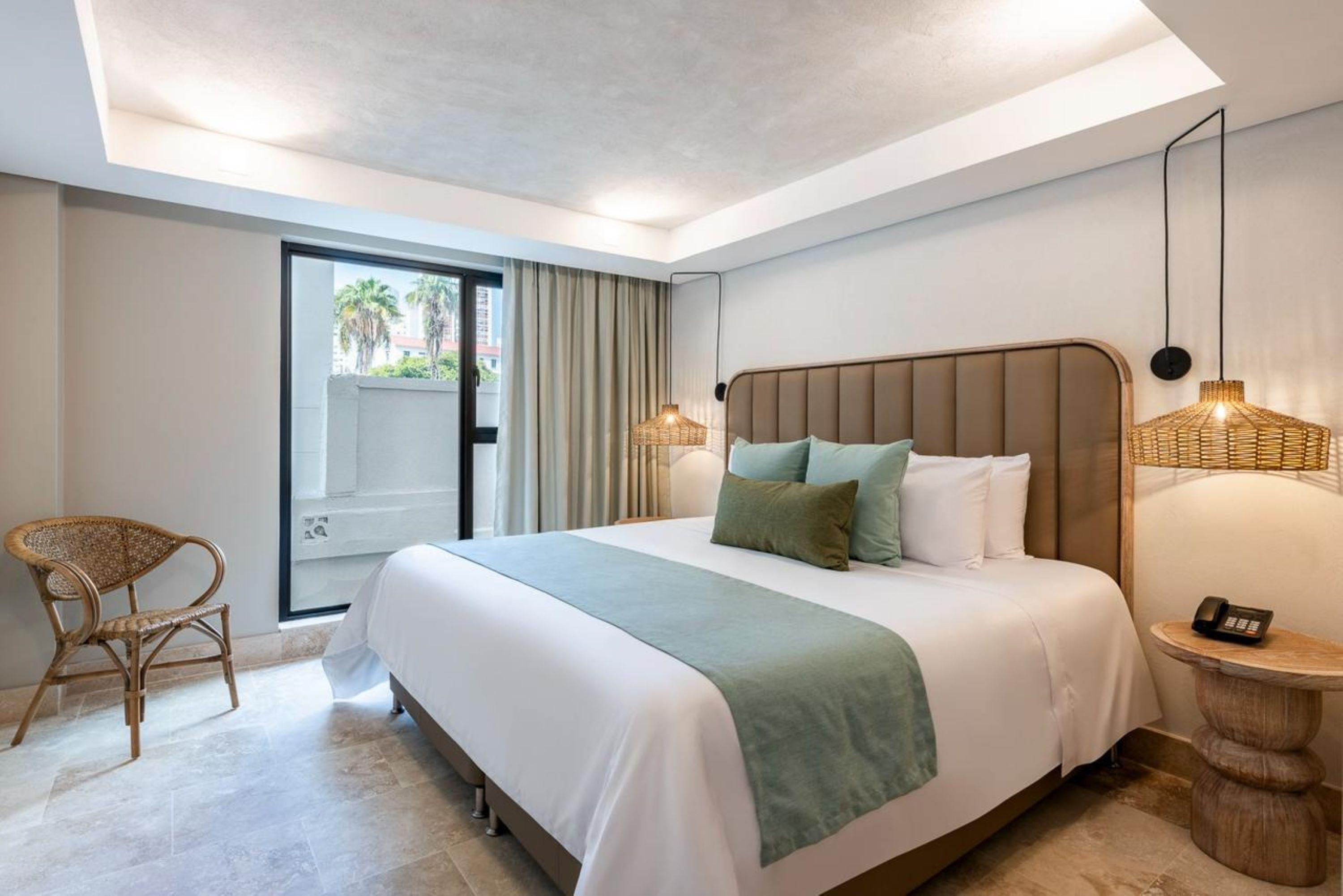Junior, Double Bed, Partial Sea View