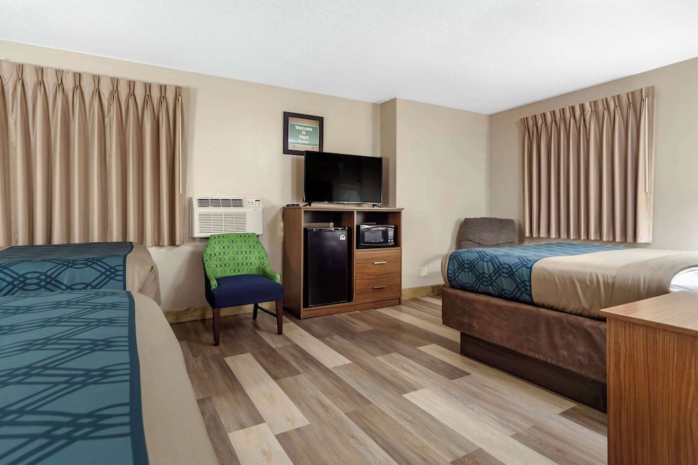 Econo Lodge Hays I-70 36/54