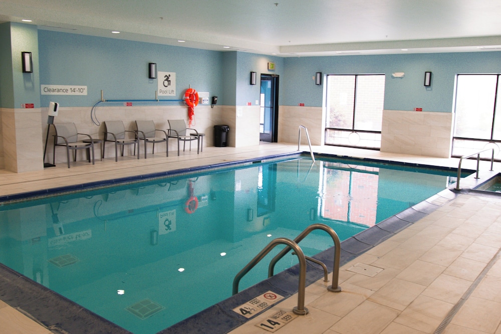 Holiday Inn Express Hotel Suites Latham 42/70