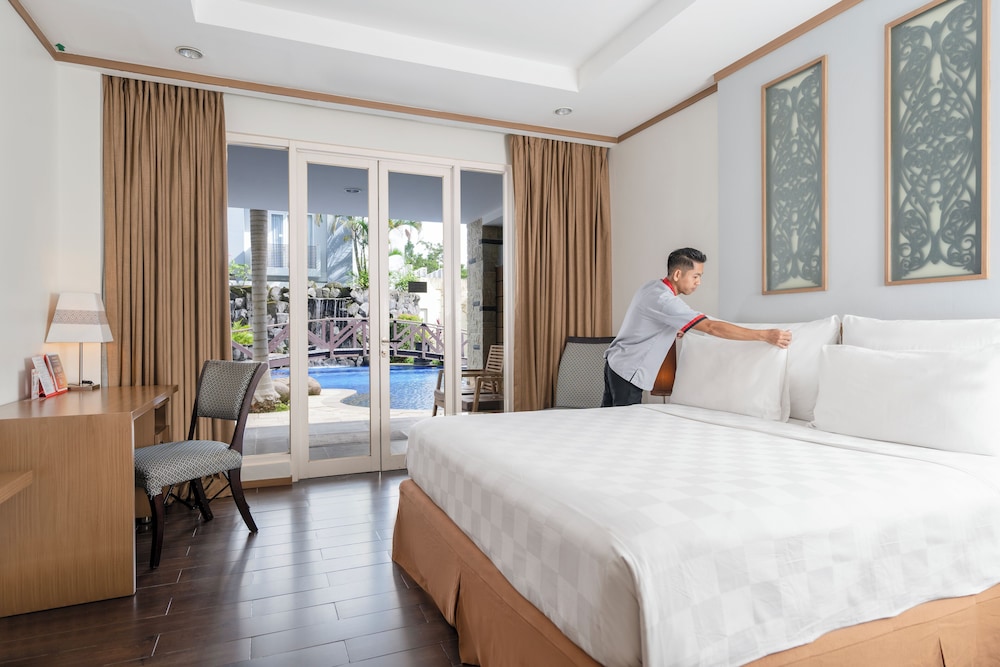 Deluxe, Queen Bed, Pool Access
