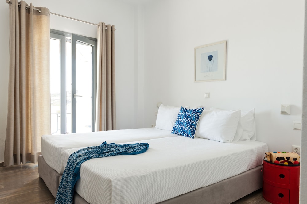 3 BEDROOMS, VILLA, 2 QUEEN AND TWIN BEDS, PRIVATE POOL, HOT TUB