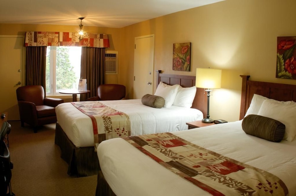 Standard, 2 Queen Beds, Lake View