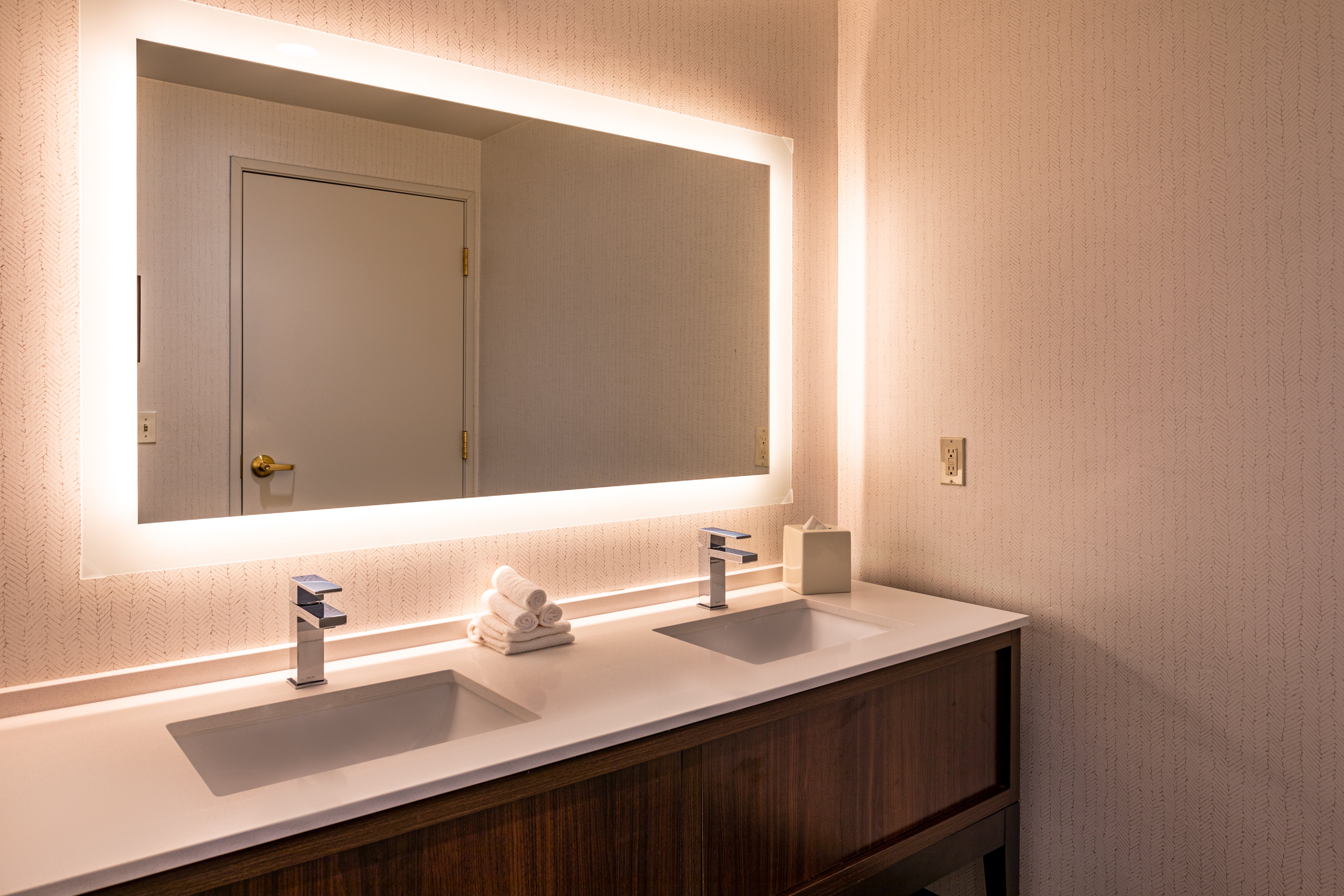 Holiday Inn Hotel Suites Oakland Airport 76/77