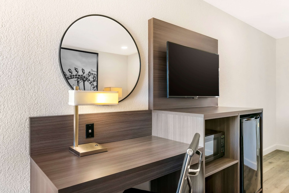 Super 8 by Wyndham Orlando Near Florida Mall 39/54