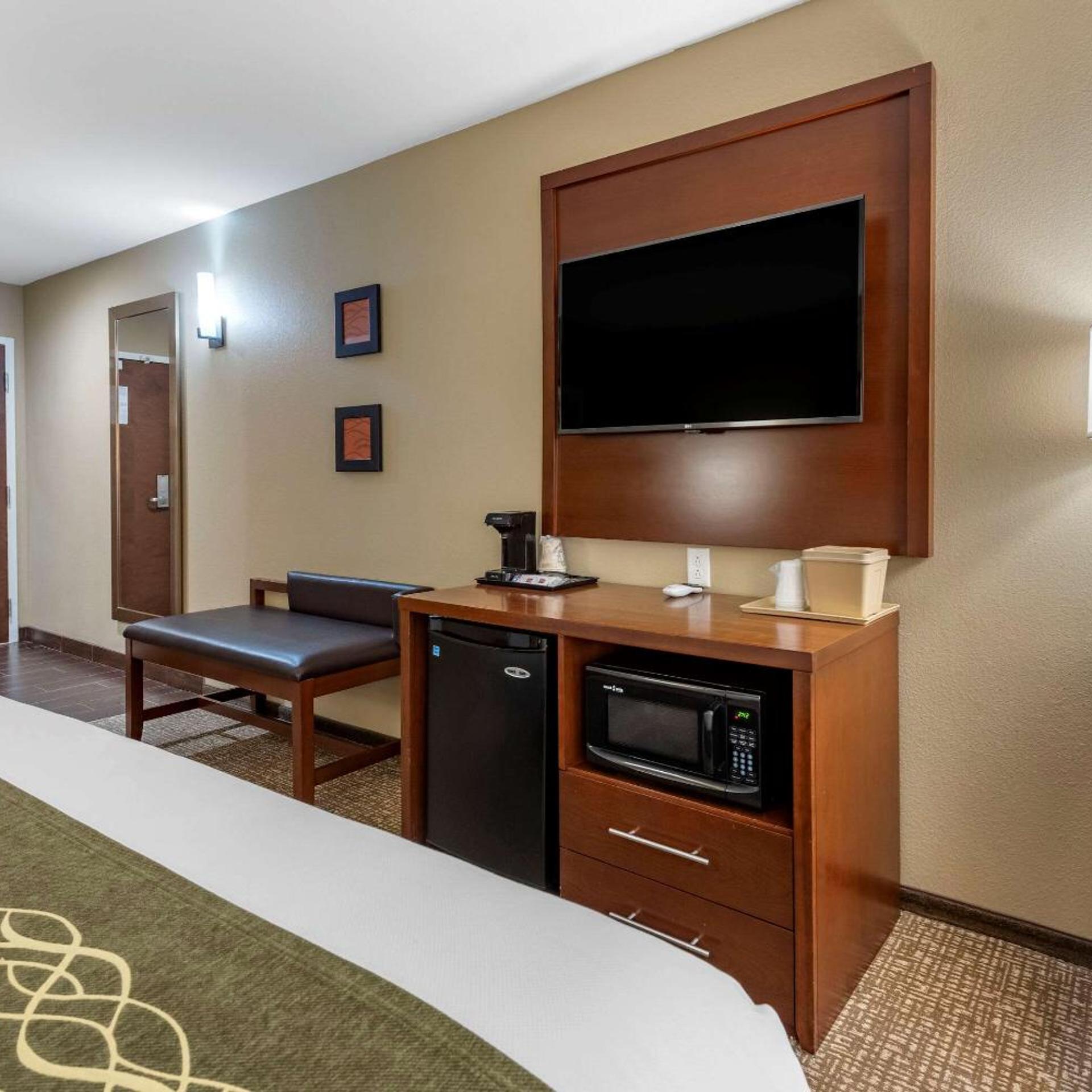Comfort Inn & Suites 7/40