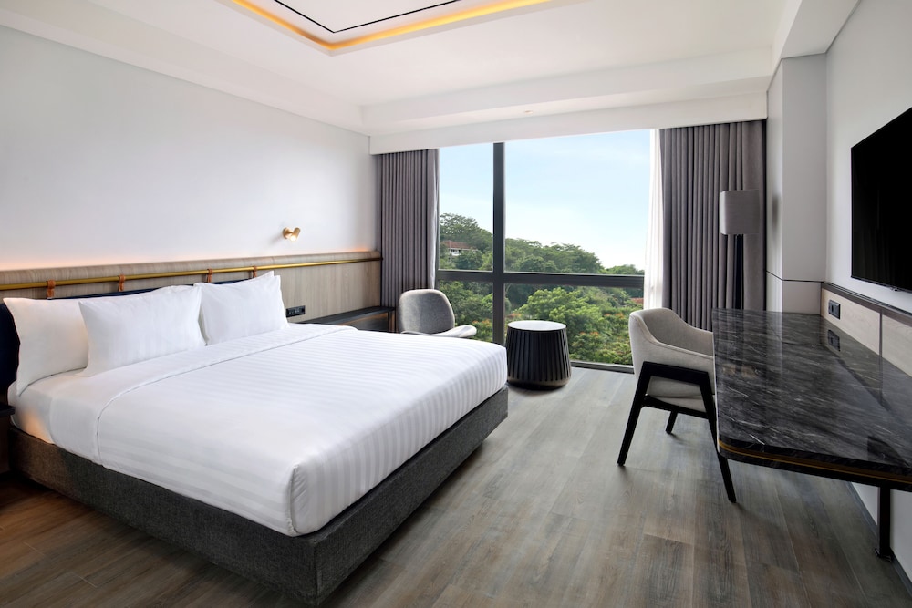 DELUXE, KING BED, SMOKING
